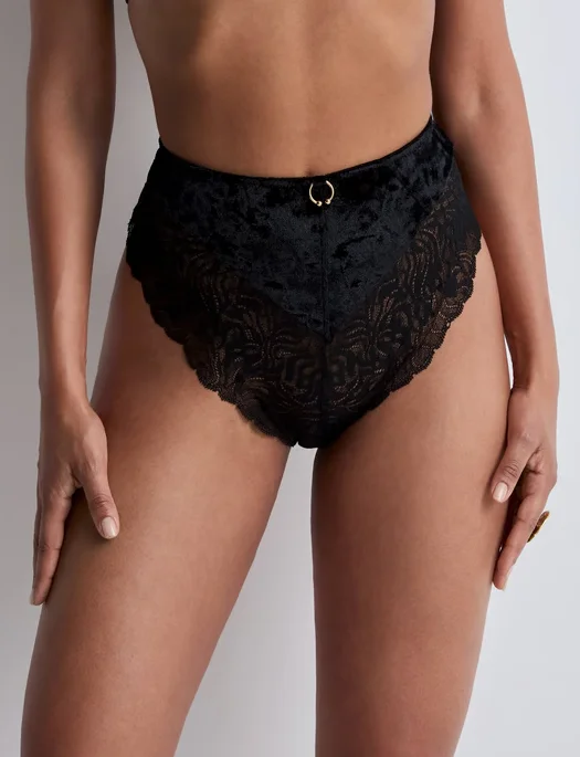 Shaper for a bridal look to streamline the silhouette Aubade The Night Before Very High Brief Shaper for a bridal look to streamline the silhouette Aubade The Night Before Very High Brief